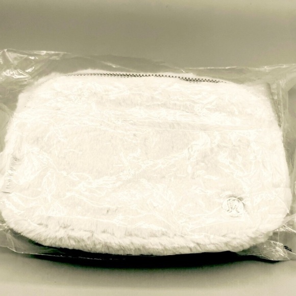 Authentic LULULEMON Plush Fleece Everywhere Belt Bag 1L Bone/ Silver NEW
NEW - Picture 8 of 12